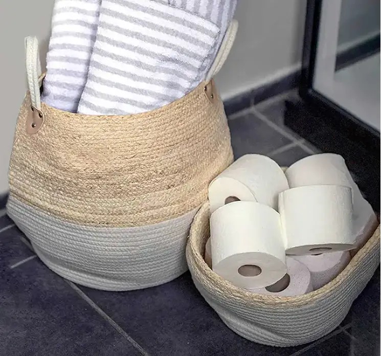 Kurv i flet af majsblade og bomuld natur og hvid farvet, kurven har hanke i begge sider, her vist med håndklæder og toiletpapir
