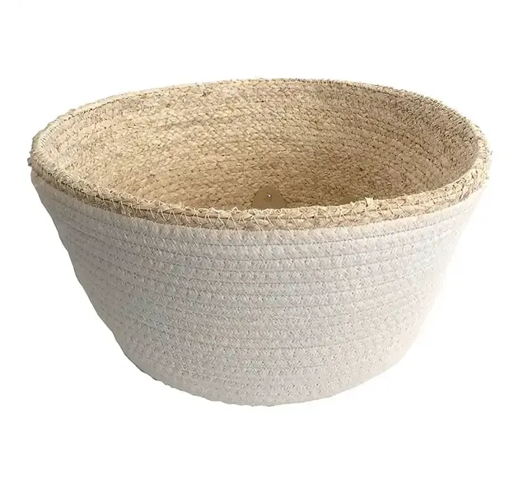 Kurv i flet af majsblade og bomuld natur og hvid farvet, kurven har hanke i begge sider, kurven kan slås ned til halv størrelse