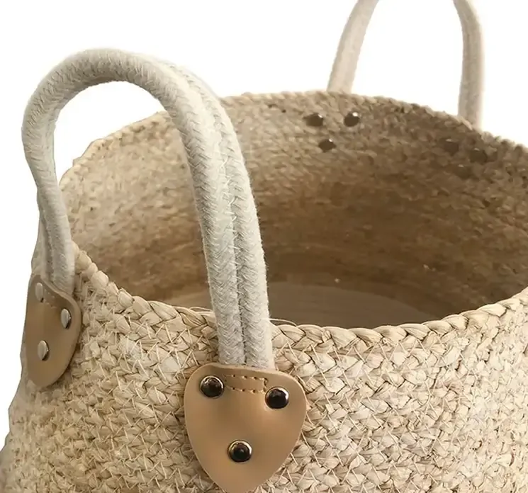 Kurv i flet af majsblade og bomuld natur og hvid farvet, kurven har hanke i begge sider closeup af hanke