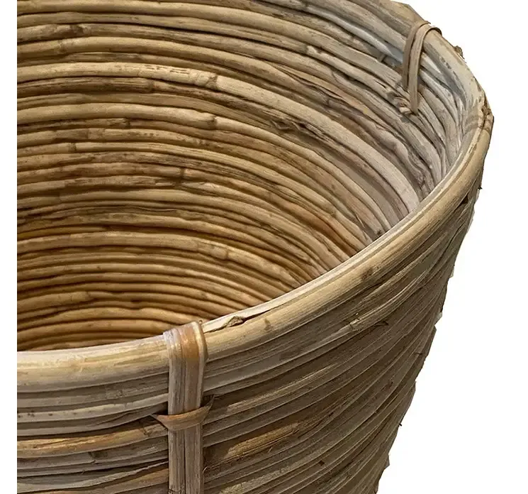 Kurv potteskjuler i flet af bambus naturfarvet closeup