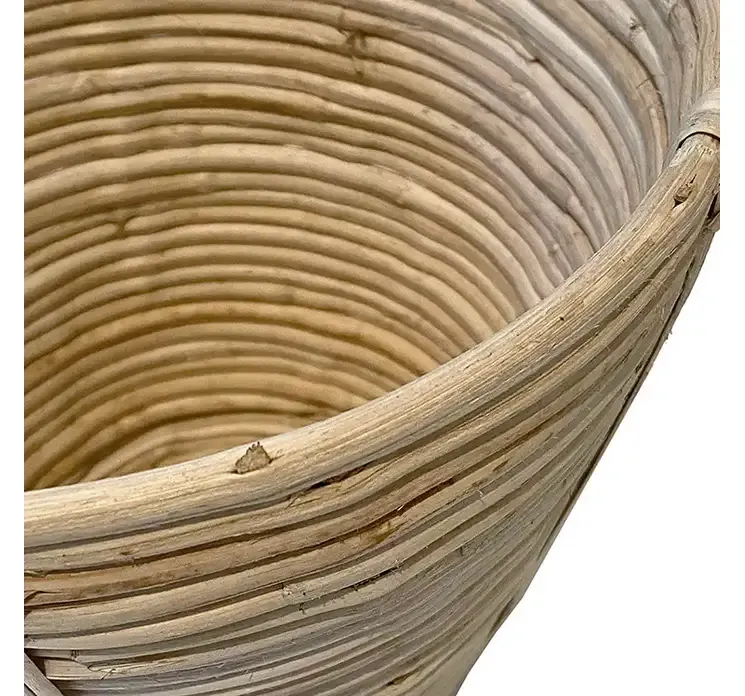 Kurv potteskjuler i flet af bambus naturfarvet closeup