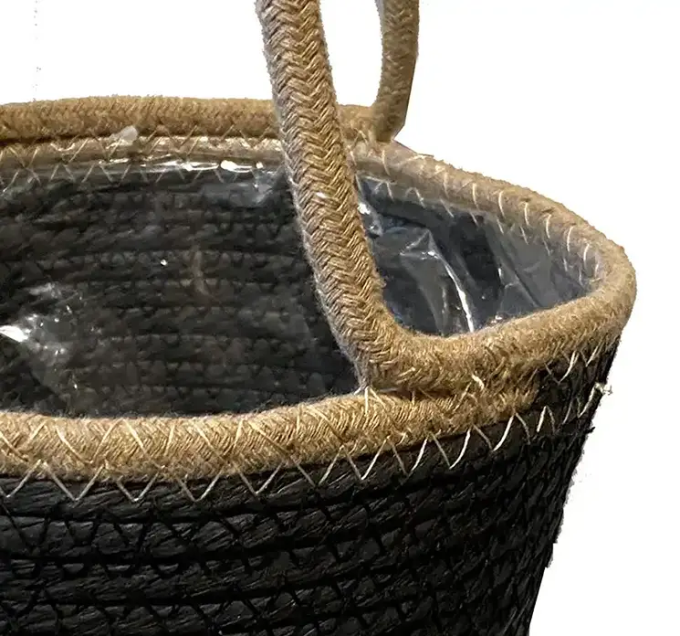 Kurv med ophæng af jute i sort og naturfarvet closeup