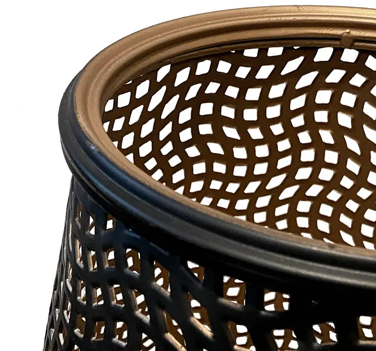 Gulvlampe af metal i sort og guld closeup