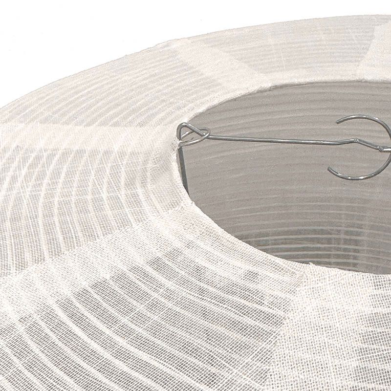 Lampeskærm af tyndt hvidt stof closeup