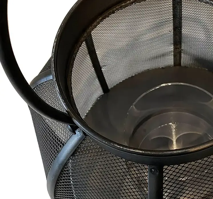 Lanterne af metal i sort med hank og glasindsats 25cm closeup