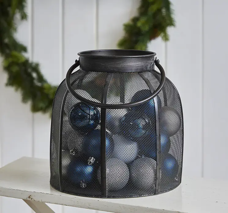 Lanterne af metal i sort med hank og glasindsats 25cm vist med julekugler i stedet for lys