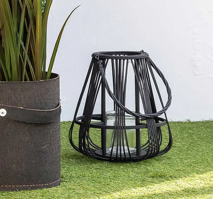 Lanterne af bambus i sort håndlavet vist på terrasse