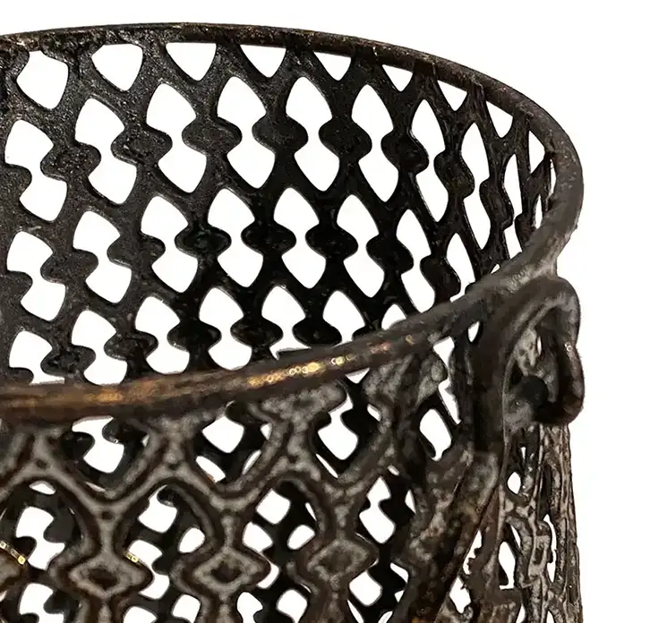 Lanterne af metal med hank i antik guld look 26cm closeup