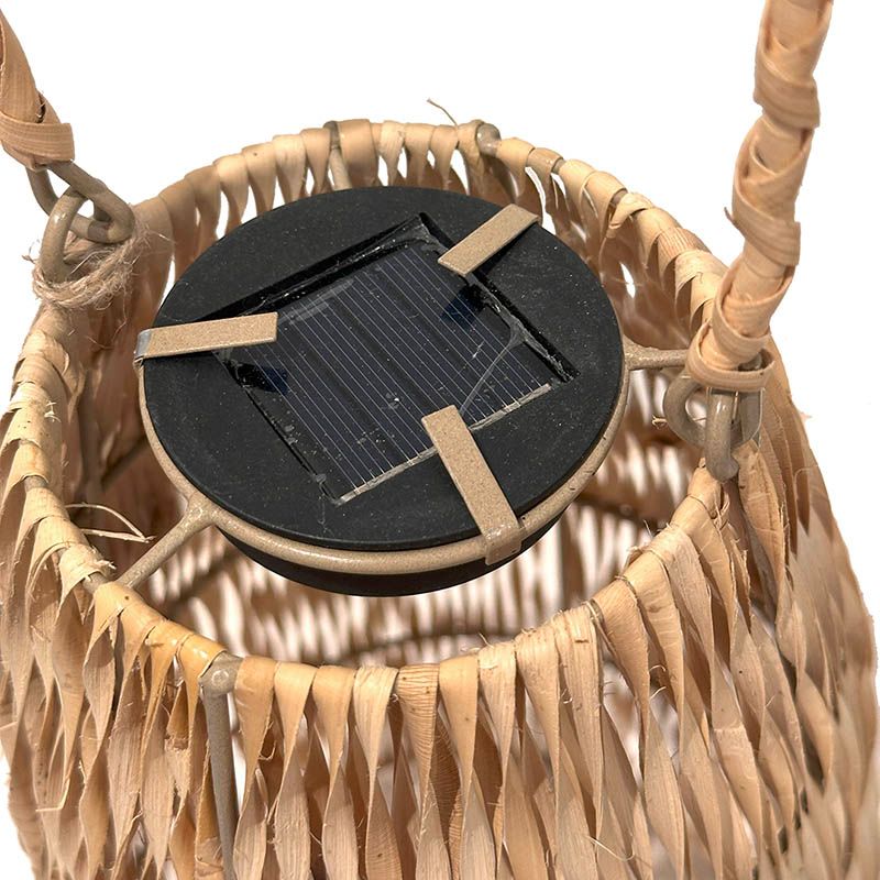 Lanterne med solceller, lavet af rattan closeup