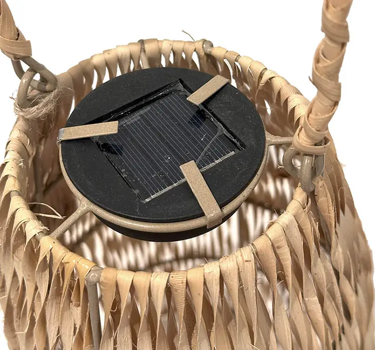 Solcelle lanterne af rattan med hank i naturfarvet 35cm closeup