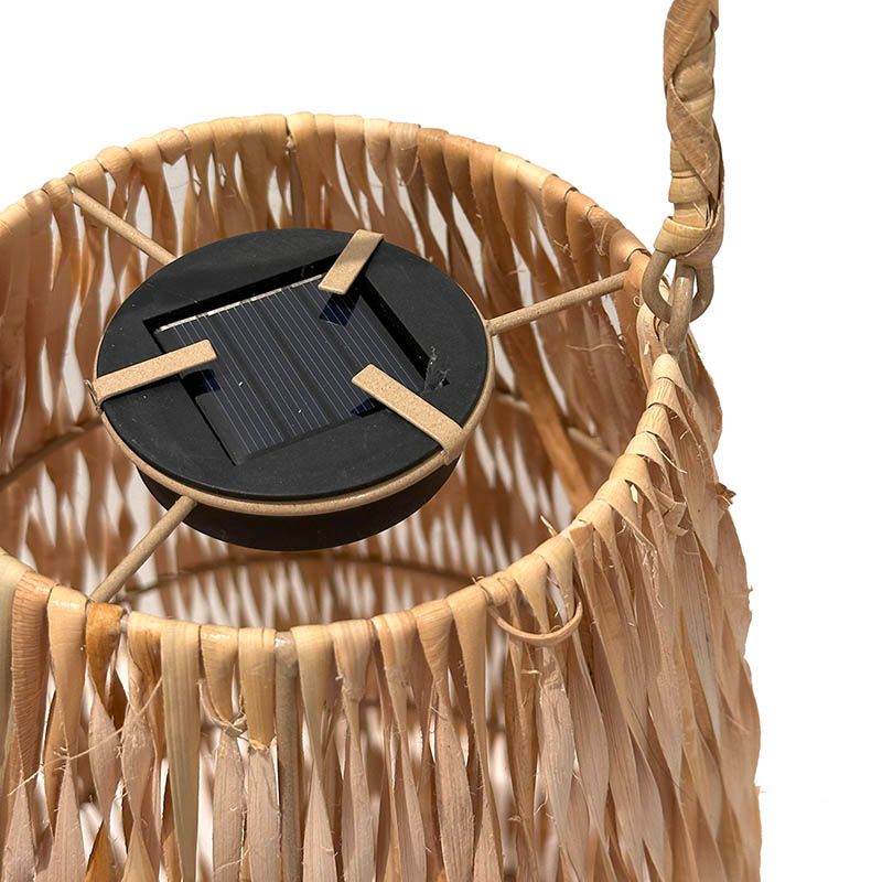 Lanterne med solceller, lavet af rattan closeup