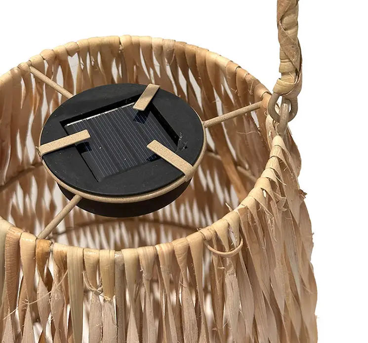 Solcelle lanterne af rattan med hank i naturfarvet 43cm closeup