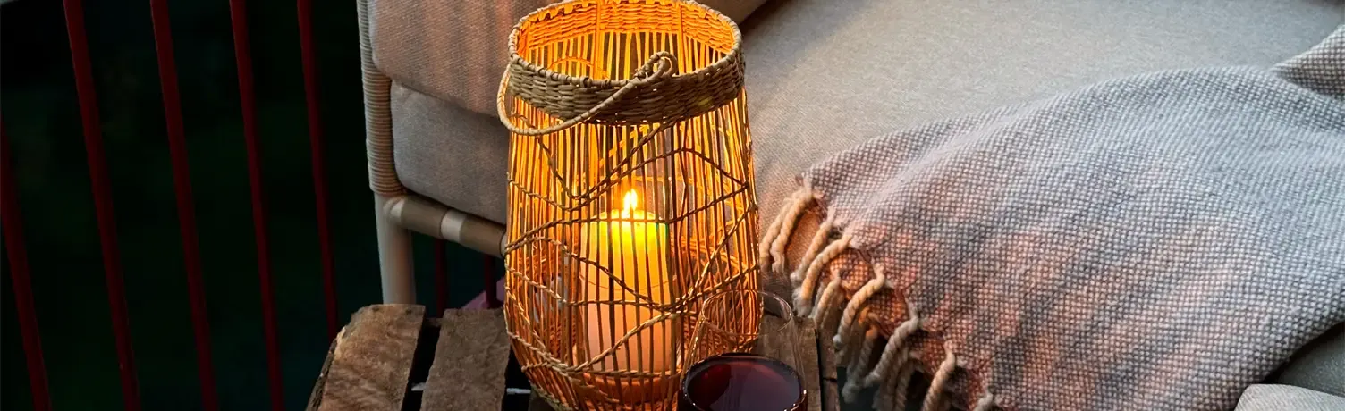 Lanterne i søgræs med lys