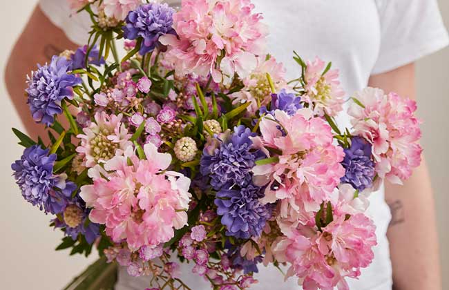 Blomster buket i lyserød og lilla