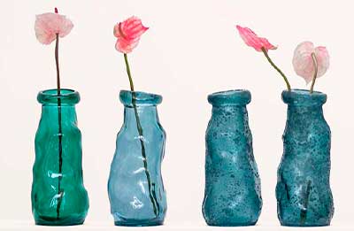 Lille glas flaser med lyserøde anthurium