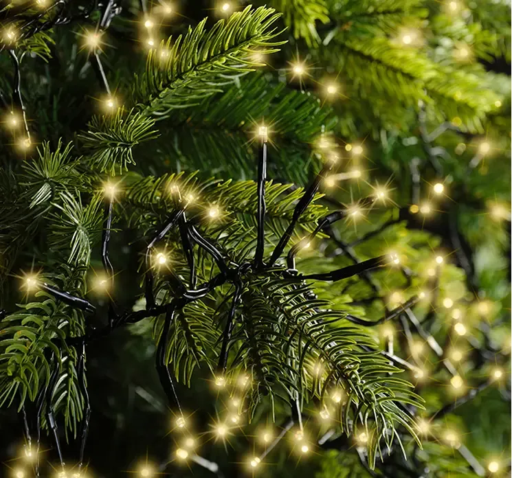 lyskæde LED med 8 funktioner og 7m ledning vist på juletræ closeup