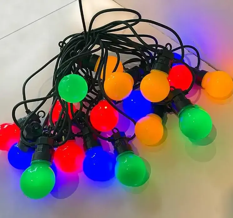 Lyskæde med multifarvede pærer og sort ledning