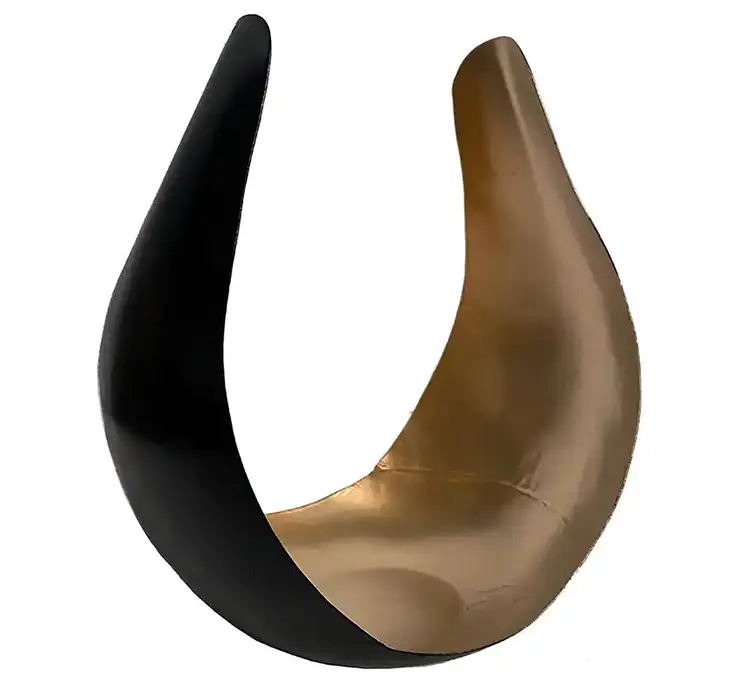 Lysestage med skulpturelt look af metal i sort og guld farvet 16,5cm