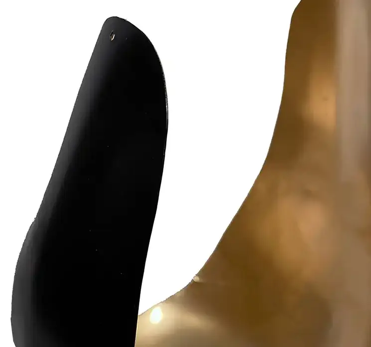 Lysestage med skulpturelt look af metal i sort og guld farvet 25cm closeup