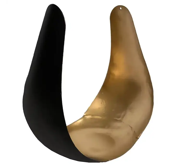Lysestage med skulpturelt look af metal i sort og guld farvet 25cm
