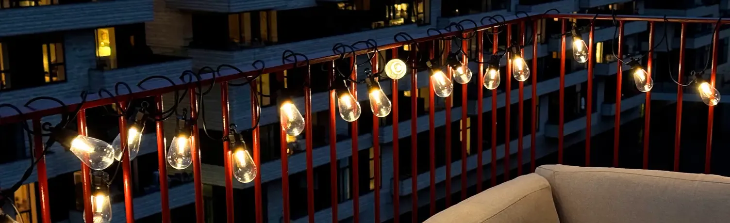 Lyskæder der er hængt op på altan gelænder