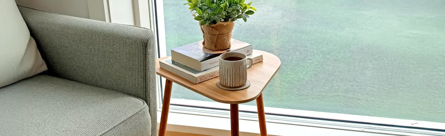 Lille træbord med kunstig krydderurt som pynt