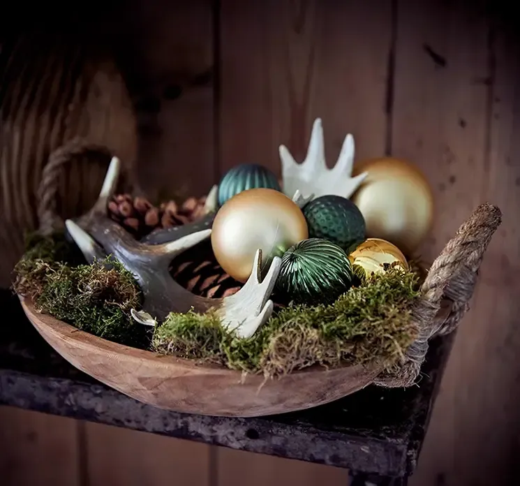 Mos tørret i bakke vist i juledekoration med julekugler og gevir
