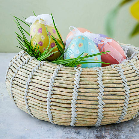 Flet fad med fine kunstige påskeæg af papir