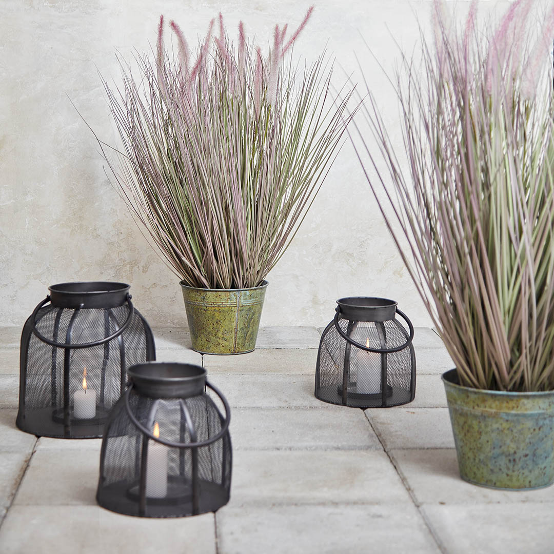 Sorte net lanterne og kunstig græs i potter