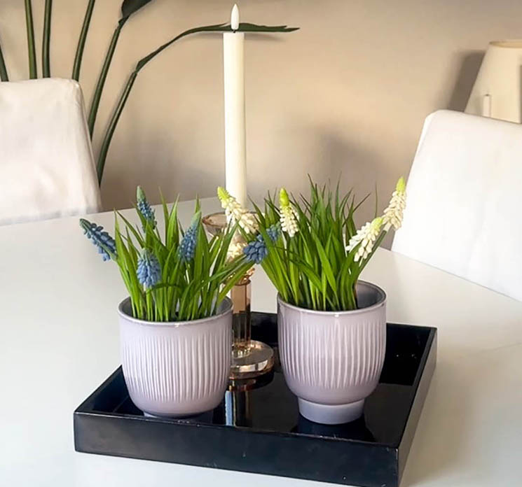 Kunstige perlehyacinter i lilla og hvide vist på spisebord i miljø