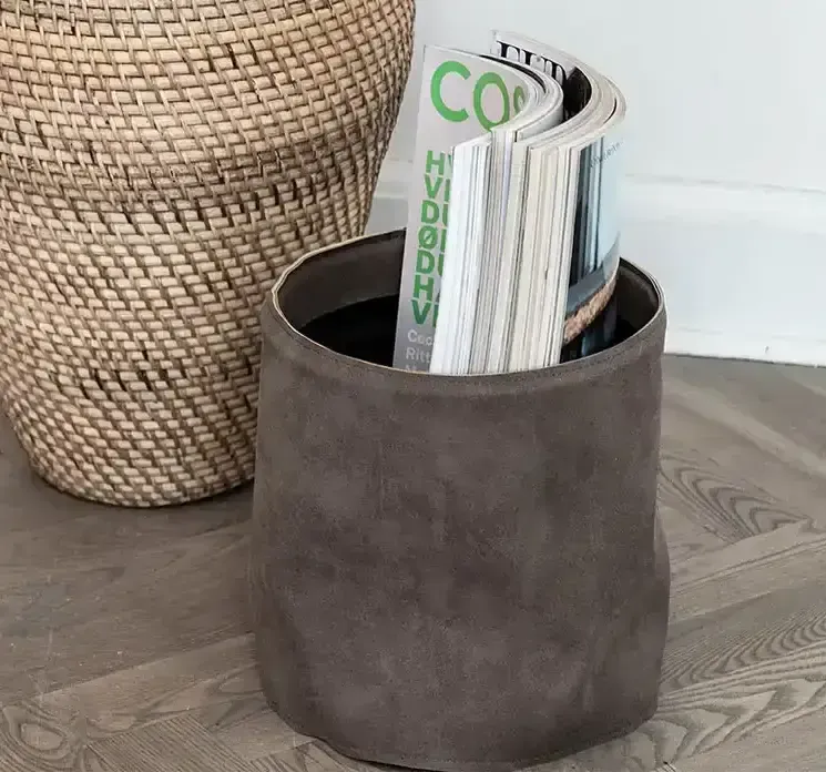 Potteskjuler af læder vist som bladholder i miljø