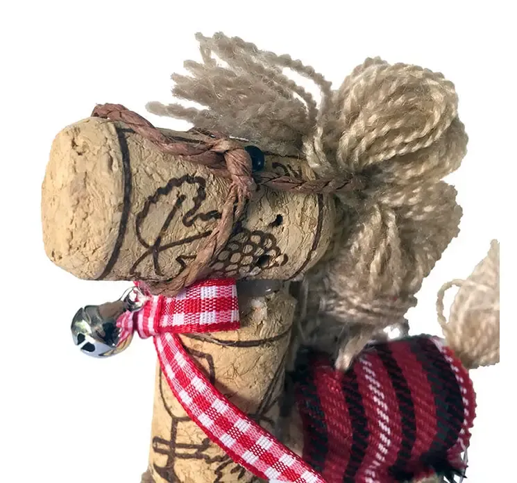 Gyngehest lavet af korkprop til juletræspynt closeup