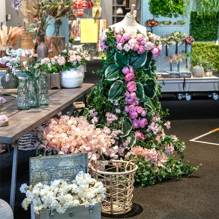 kunstige blomster i forskellige arter vist i showroom
