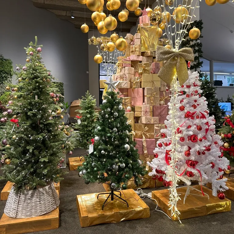 kunstige juletræer med og uden pynt vist i vores showroom