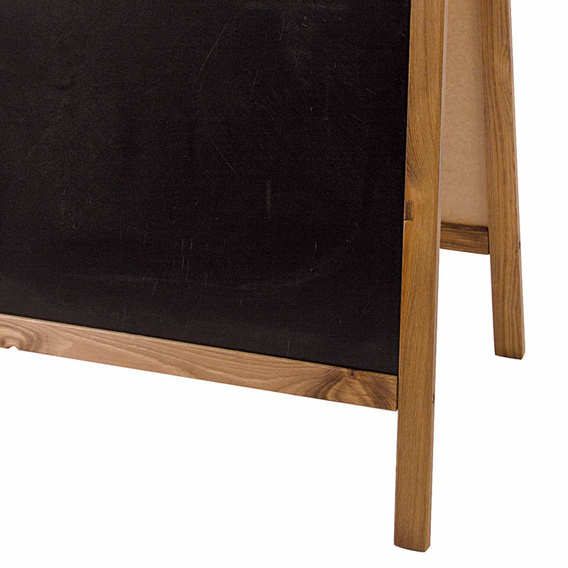 A-tavle af træ til med plade til at skrive med kridt closeup