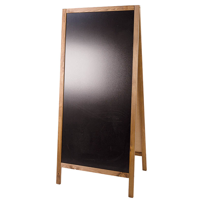 A-tavle af træ til med plade til at skrive med kridt closeup