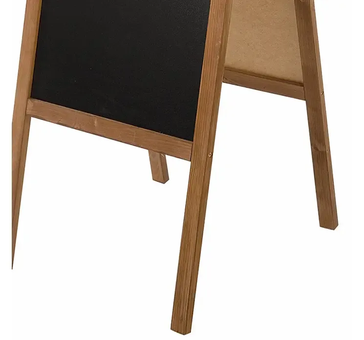 A-tavle af træ til med plade til at skrive med kridt closeup