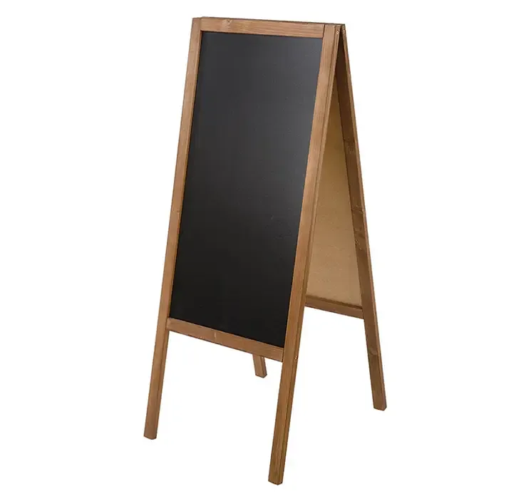 A-tavle af træ til med plade til at skrive med kridt