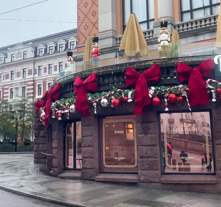 Kæmpe sløjfer i flot rød farve, vist på jule facade til restaurant