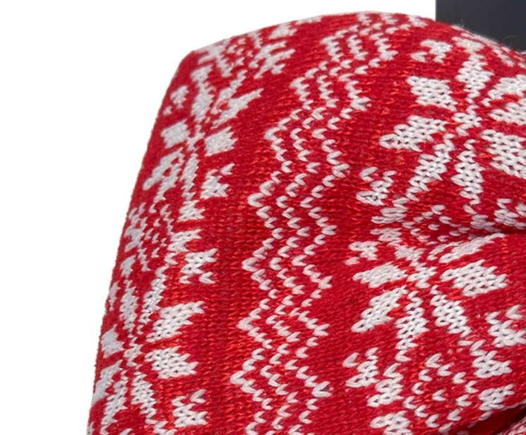 Sløjfe af polyester med rødt og hvidt mønster closeup