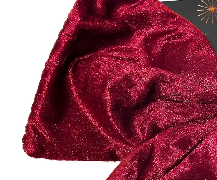 Sløjfe af polyester i flot bordeaux farve closeup