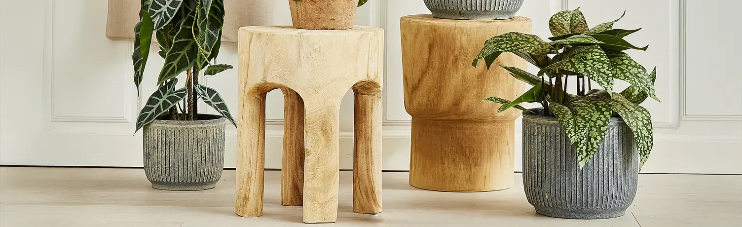 Små sideborde, skamler eller taburetter som er brugt til kunstige planter for at skabe niveau forskel