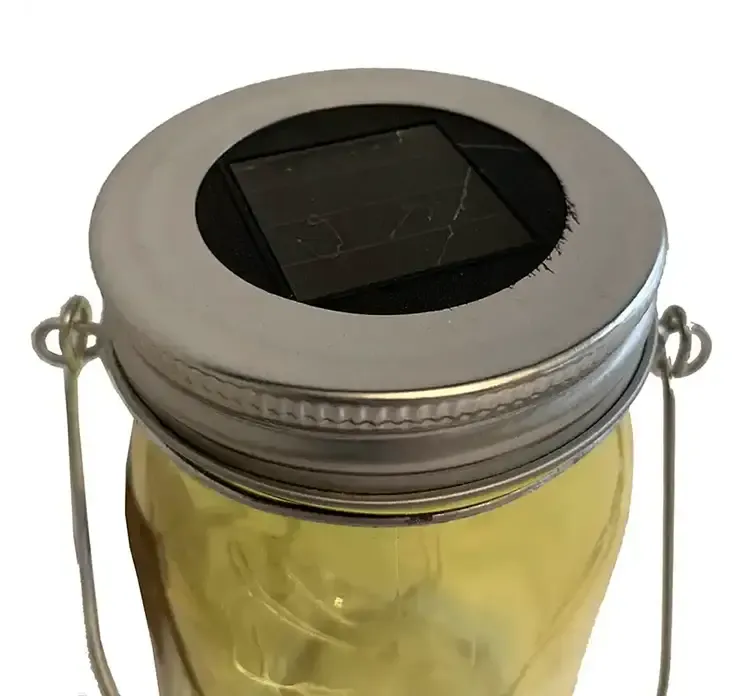 Lanterne i gul med solcelle LED lys og ophæng closeup