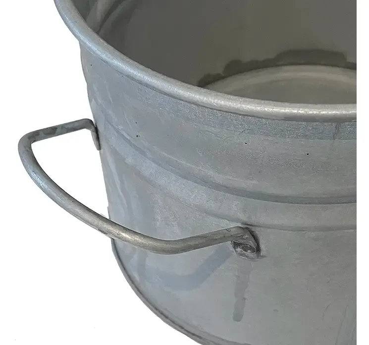 Zink spand med håndtag closeup