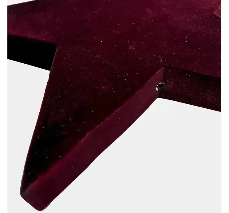 Stjerne af MDF med bordeaux velour closeup