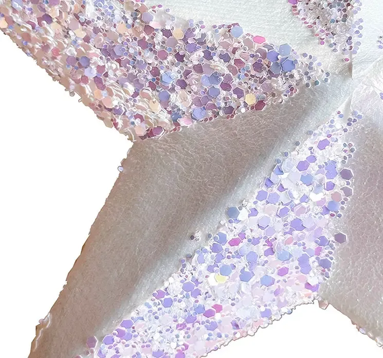 Julepynt stjerne til ophæng af hård skum i hvid med glimmer closeup