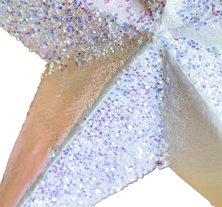 Julepynt stjerne til ophæng af hård skum i hvid med glimmer closeup