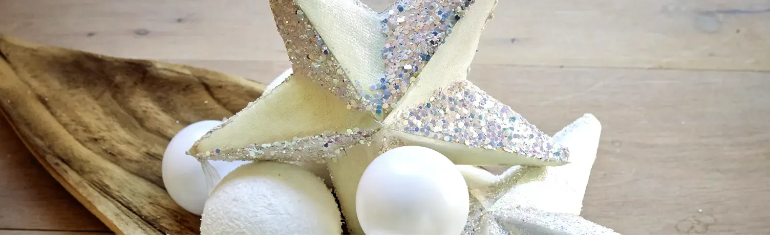 stjerner til ophæng, her i et fad med hvide juekugler