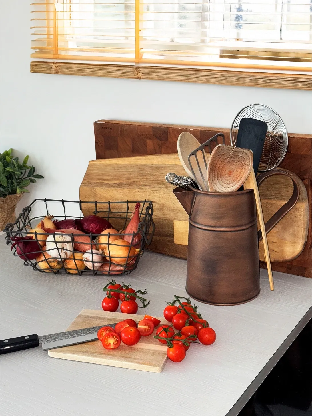 Trådkurv i metal i køkkenet - Brøndsholm