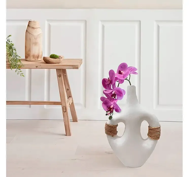 Kunstig orkide på stilk af plast i pink vist i miljø med vase